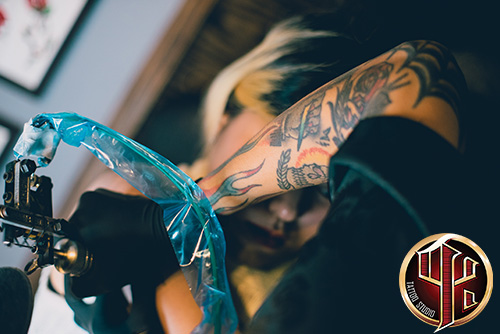 Tattoos rippen frauen Tattoo Frauen